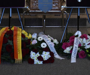 Wieńce na pogrzebie Edwarda Linde-Lubaszenki. Żałobnicy pożegnali artystę pięknymi kwiatami