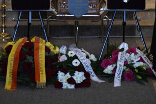 Wieńce na pogrzebie Edwarda Linde-Lubaszenki. Żałobnicy pożegnali artystę pięknymi kwiatami