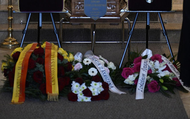 Wieńce na pogrzebie Edwarda Linde-Lubaszenki. Żałobnicy pożegnali artystę pięknymi kwiatami