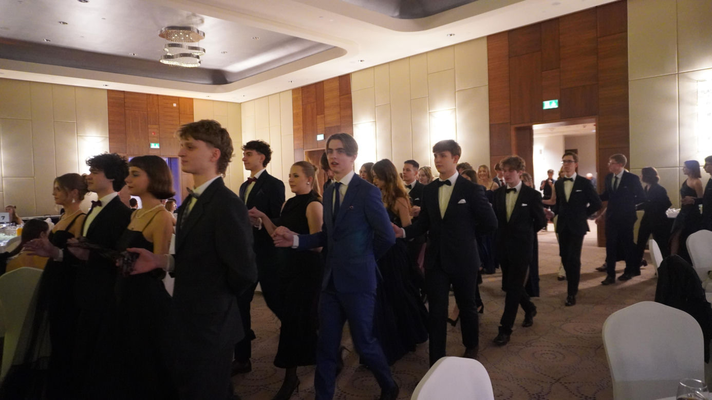 Studniówkowe szaleństwo. Bal przedmaturalny I LO im. Bartłomieja Nowodworskiego 