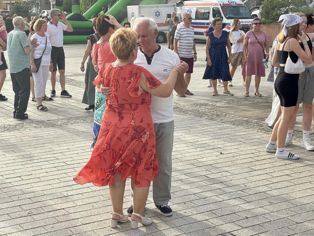 POTAŃCÓWKA NA RYNKU. Tak bawią się mieszkańcy Starachowic