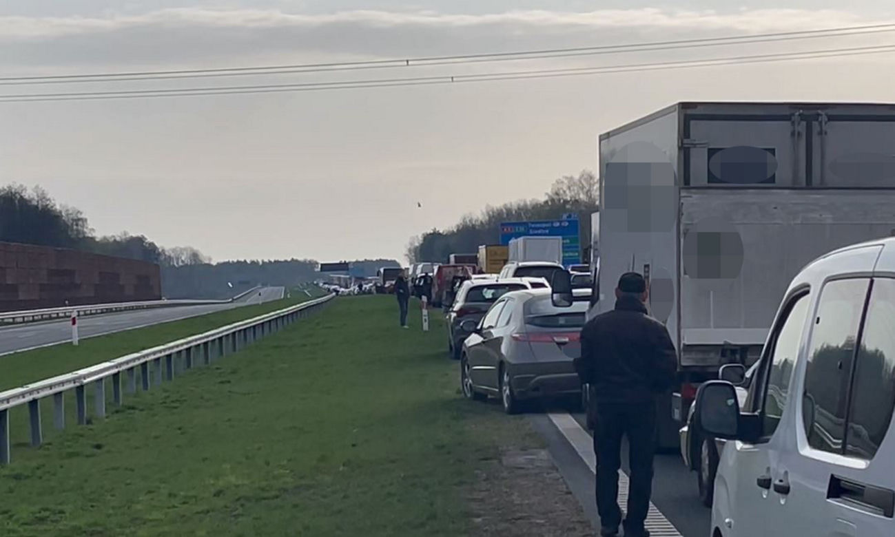 Tragiczny wypadek na A2 pod Otwockiem. Jedna osoba nie żyje, są ranni