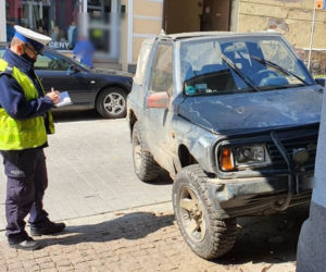 Świecie: 18-latek wjechał w budynek KRADZIONYM autem! Surowe konsekwencje [ZDJĘCIA]