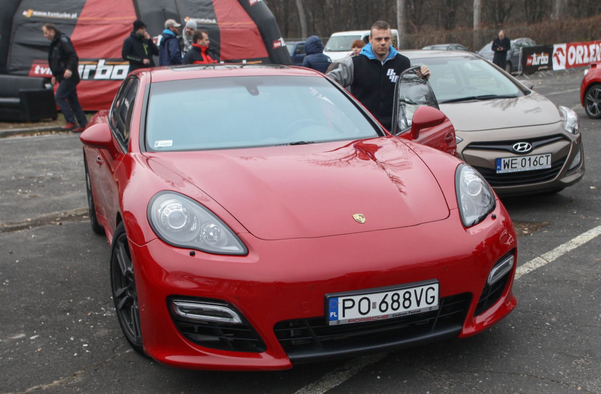 Adrian Zieliński w Porsche Panamera GTS