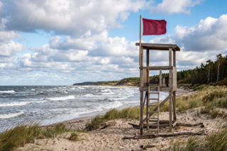 Sinice Mielno. Czy w Mielnie można się kąpać 10.07? Flaga, warunki pogodowe