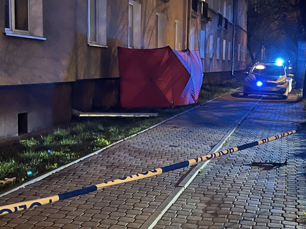 Makabra w Pruszkowie. 82-latek runął z pierwszego piętra. Nie żyje