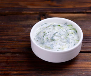 Surówka z ogórka i jogurtu z czosnkiem i koperkiem – trochę tzatziki, trochę mizeria