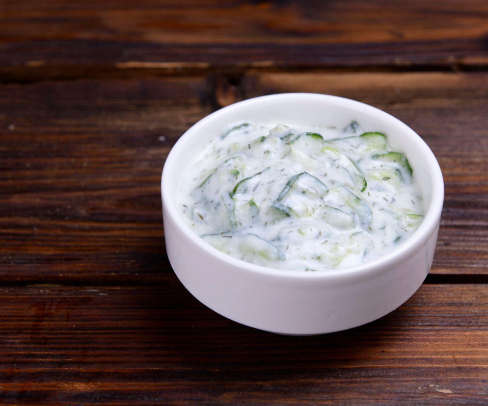 Surówka z ogórka i jogurtu z czosnkiem i koperkiem – trochę tzatziki, trochę mizeria