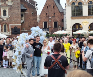 Miał być rekord frekwencji, była kontrowersyjna zabawa. Tak wyglądało „wesele” w Krakowie