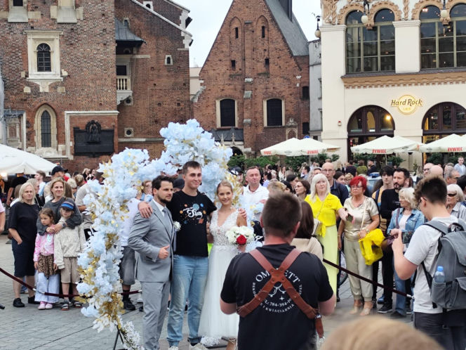 Miał być rekord frekwencji, była kontrowersyjna zabawa. Tak wyglądało „wesele” w Krakowie