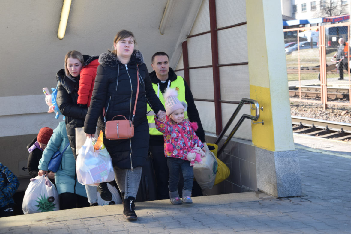 Wojna odbiera im dzieciństwo. Tłumy maluchów wyrwanych z dziecięcego świata na dworcu w Przemyślu [GALERIA]