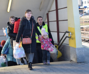 Wojna odbiera im dzieciństwo. Tłumy maluchów wyrwanych z dziecięcego świata na dworcu w Przemyślu [GALERIA]