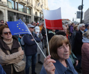 „Śmierdzi to ruską skarpetą!” Gorąco w Warszawie! Wielki protest na Krakowskim Przedmieściu