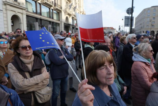 „Śmierdzi to ruską skarpetą!” Gorąco w Warszawie! Wielki protest na Krakowskim Przedmieściu