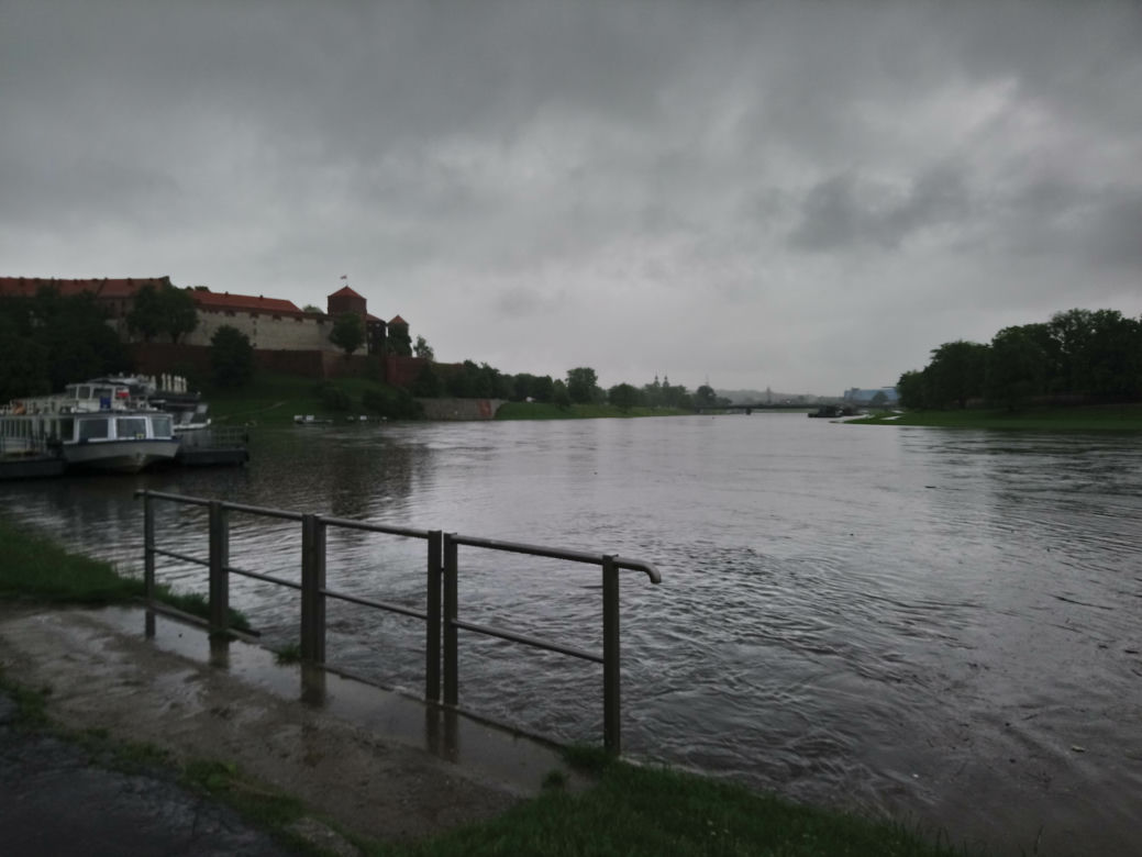 Ulewy w Krakowie 23.05.2019: Wylała Wisła, zalane są bulwary
