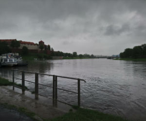 Ulewy w Krakowie 23.05.2019: Wylała Wisła, zalane są bulwary