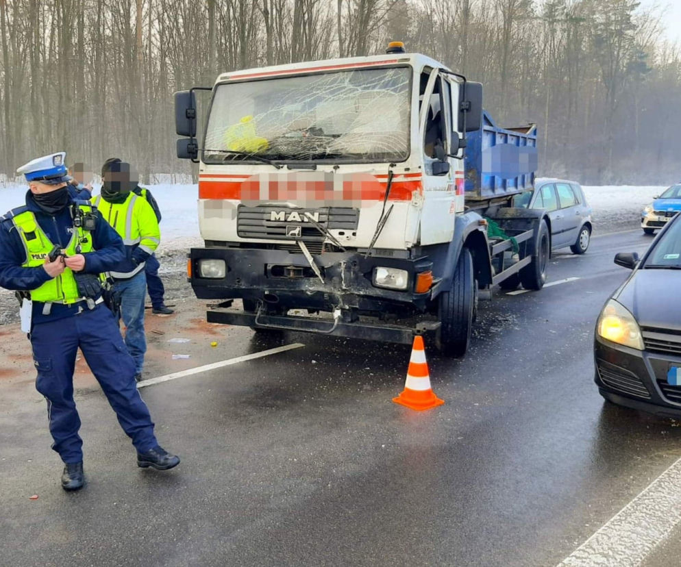 Ciężarówka uderzyła w miejski autobus! KARAMBOL w Białymstoku. Policjanci mają ważny apel!