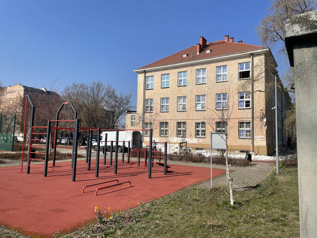 Zerwana elewacja w LXXVI Liceum Ogólnokształcącym w Warszawie