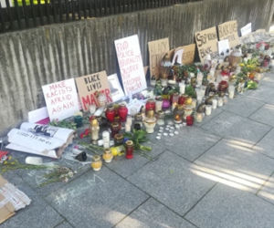 Tragiczna śmierć Georga Floyda: Kwiaty i znicze przed ambasadą USA w Warszawie 