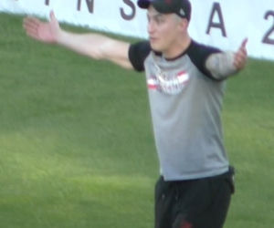 Wtargnęli na murawę podczas meczu Widzew Łódź - Znicz Pruszków. Ci KIBOLE POSZUKIWANI są przez policję!