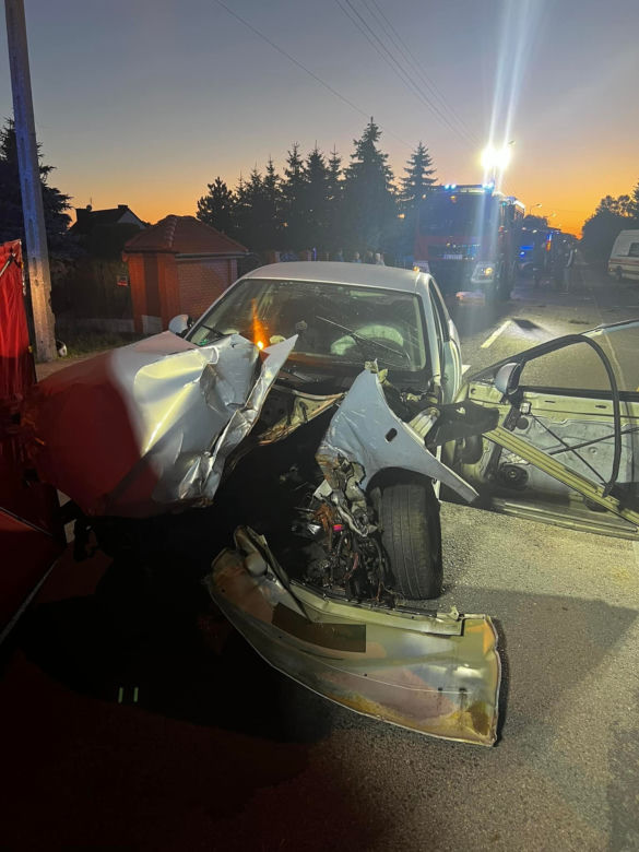 Auto huknęło w ogrodzenie, wypadł z niego silnik. "Kierowca bez oznak życia"
