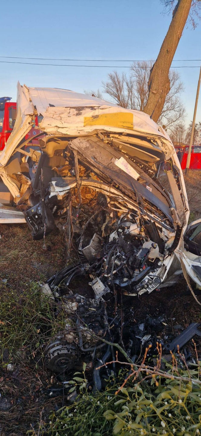 Miłosław. Złodziej samochodu firmy kurierskiej zginął w wypadku. Ruszyła zbiórka na kuriera [ZDJĘCIA]