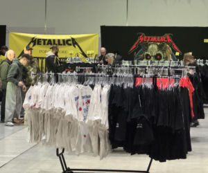 Gadżety w oficjalnym sklepie Metalliki w Katowicach