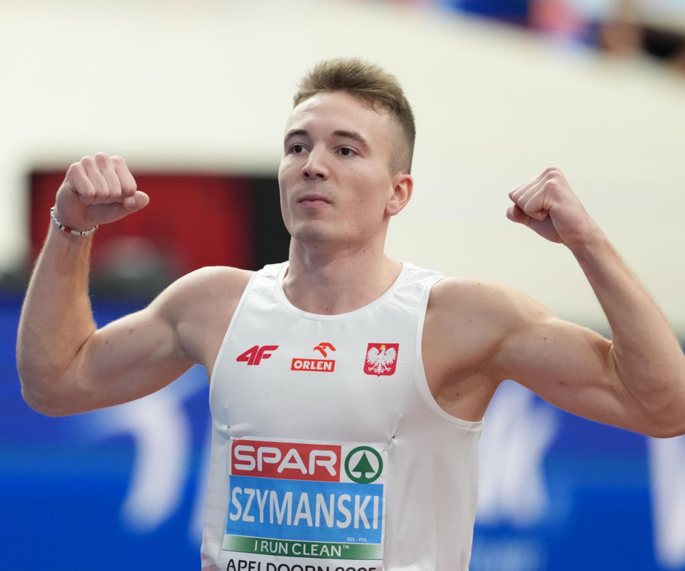 Biegacz Jakub Szymański napina mięśnie rąk w geście triumfu. O jego sukcesie i kontrowersyjnych słowach czytaj w VOX FM.