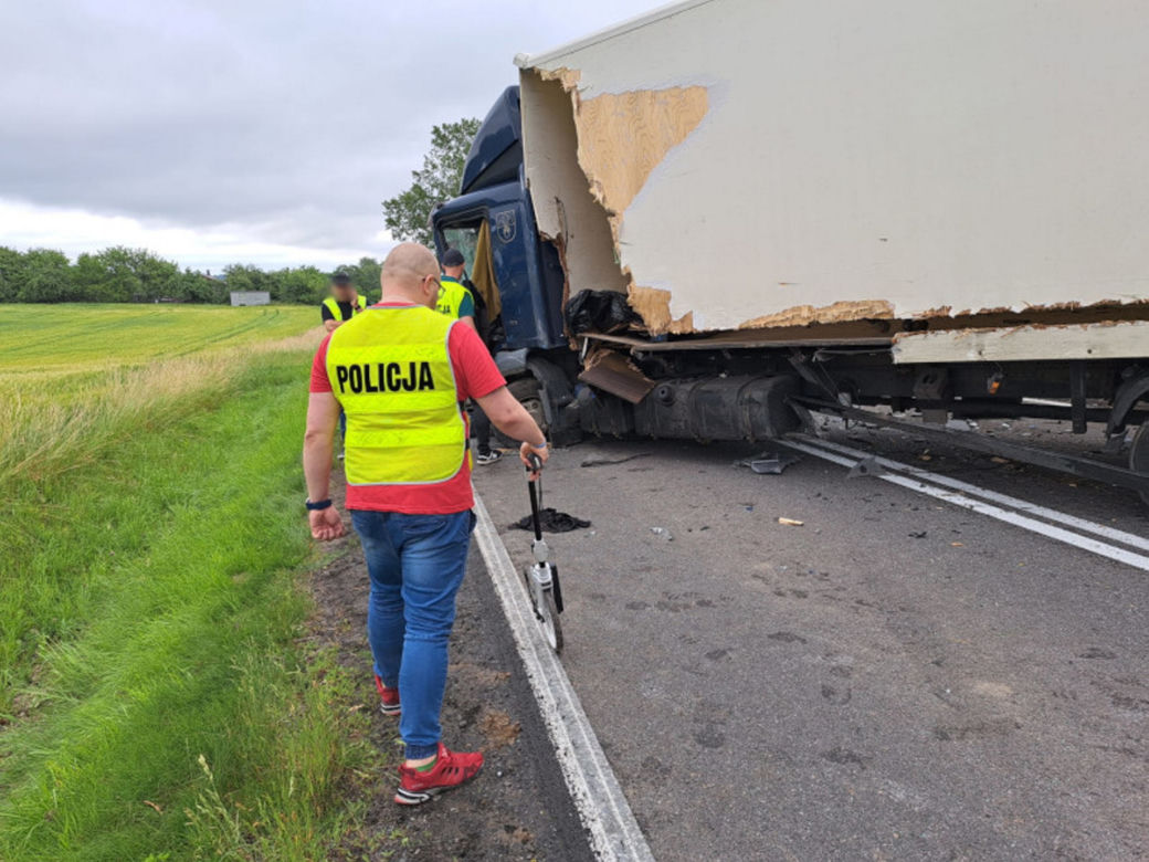 Śmiertelny wypadek pod Bytowem! 40-latek miał wykonać zabroniony manewr i zginął w rozbitym renaulcie [ZDJĘCIA]