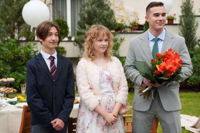 Barwy szczęścia, odcinek 3320. Emil (Artem Malaszczuk), Emilka (Jessica Frankiewicz), Staś (Olaf Kapszyk)