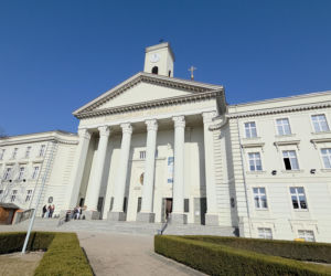 Kody QR na kościelnych ławkach. Nowość w bydgoskiej bazylice dzieli wiernych. „Bezczelność nie zna granic”