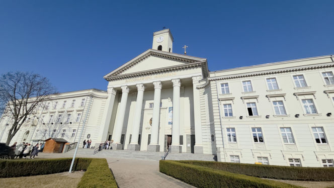 Kody QR na kościelnych ławkach. Nowość w bydgoskiej bazylice dzieli wiernych. „Bezczelność nie zna granic”