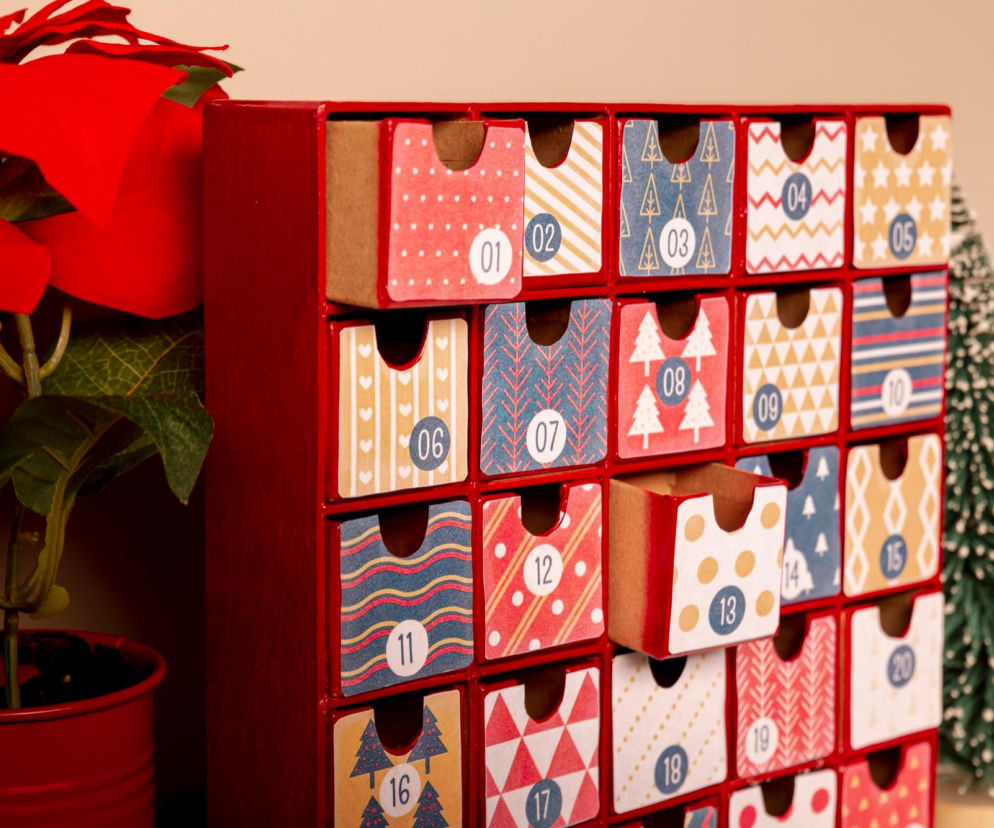 Sprawdziłam, co kryje się w kalendarzach adwentowych popularnych marek. Czy są warte swojej ceny? 