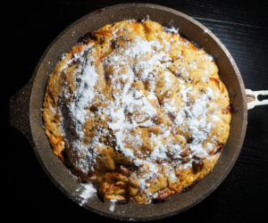 Placek z herbatników i jabłek z patelni (szarlotka bez piekarnika) – warstwowy, pachnący, znikający w minutę