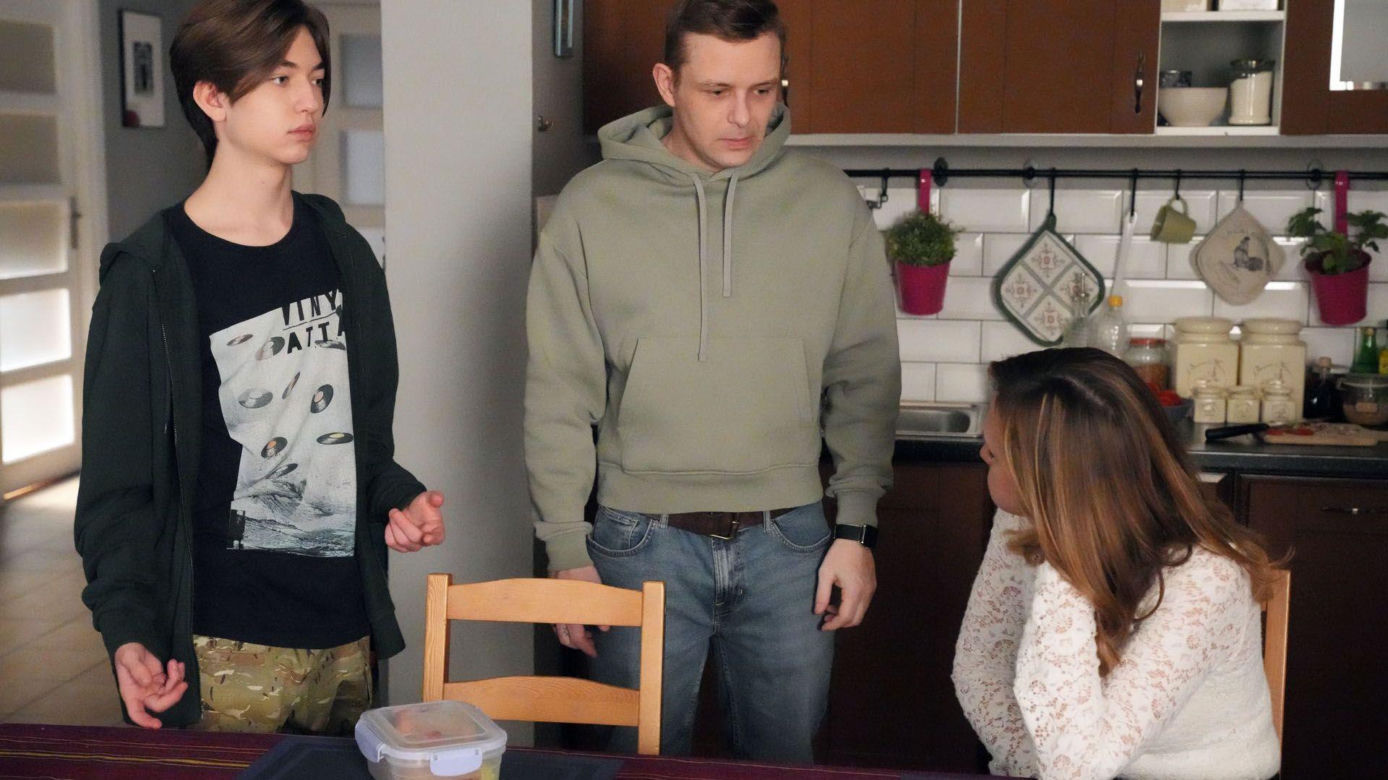 Barwy szczęścia odc. 3384. Hubert (Marek Molak), Asia (Anna Gzyra), Emil (Artem Malaszczuk)