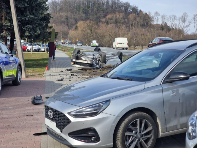 Dachowanie na drodze krajowej nr 75 w Czchowie