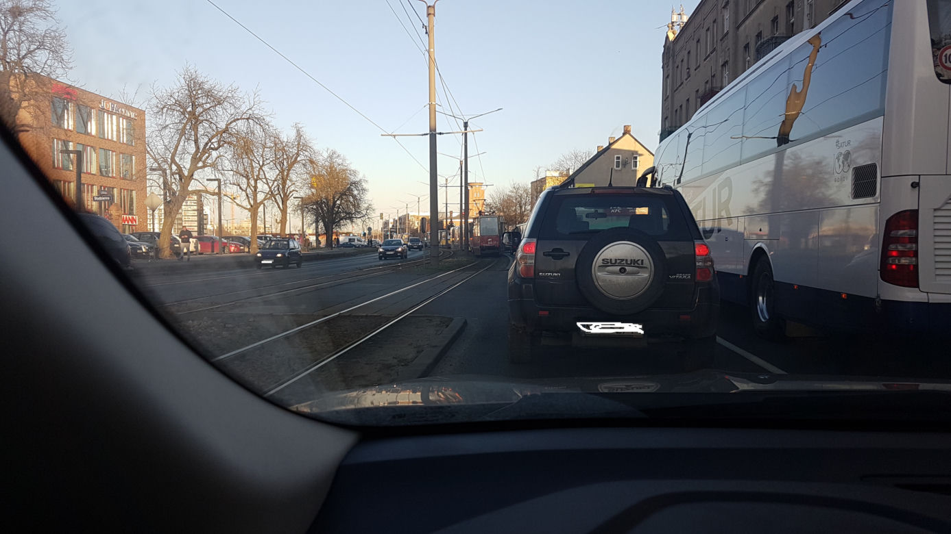 Kierowca BMW zderzył się z tramwajem! Poważne utrudnienia!