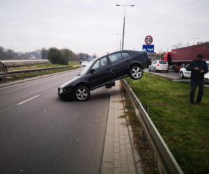 Nietypowy wypadek na Kamiennej w Bydgoszczy! Auto wjechało na barierki! [ZDJĘCIA]
