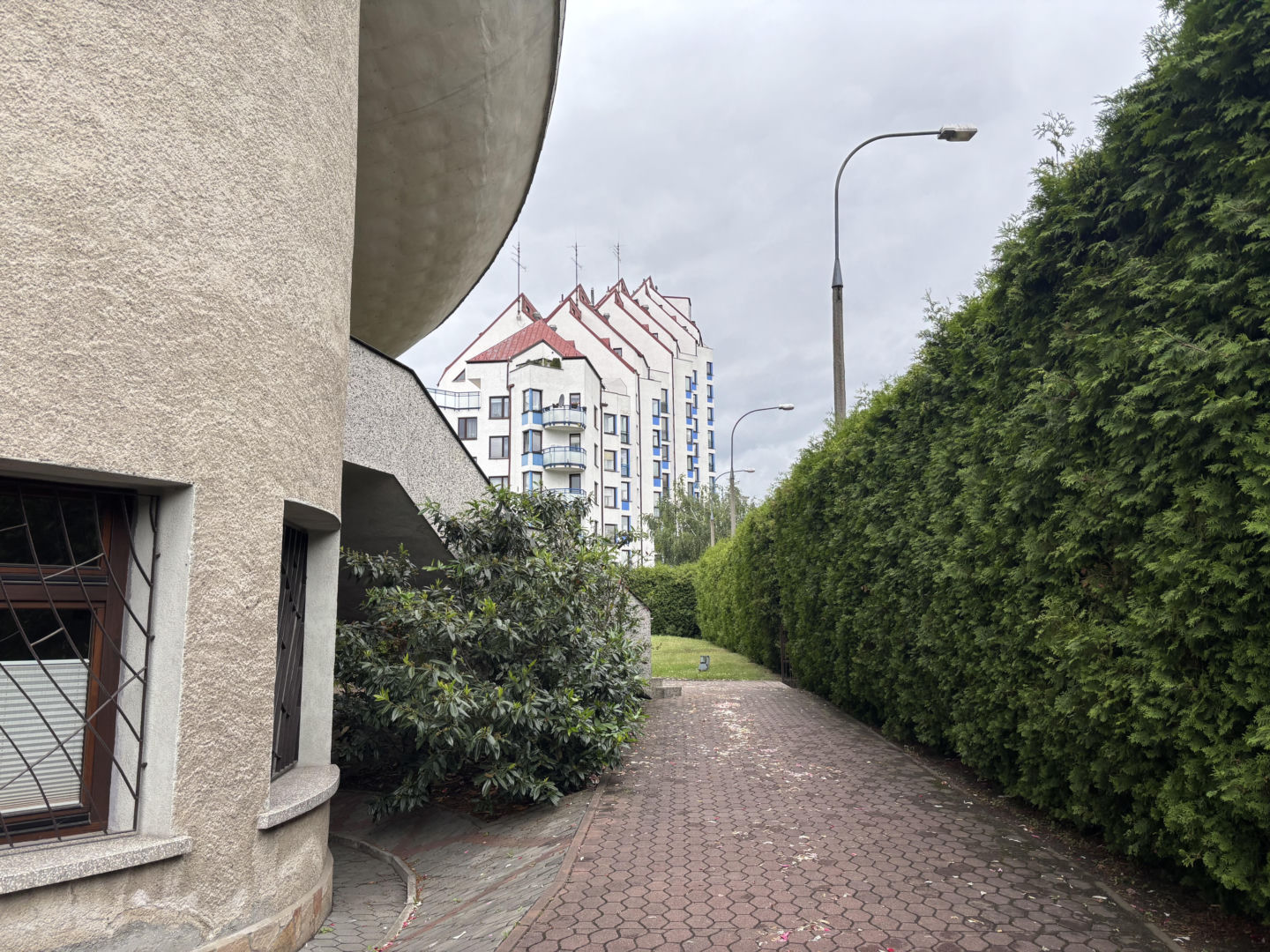 Krzywe balkony przy ul. G. Zapolskiej 42 w Krakowie