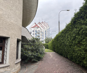 Krzywe balkony przy ul. G. Zapolskiej 42 w Krakowie