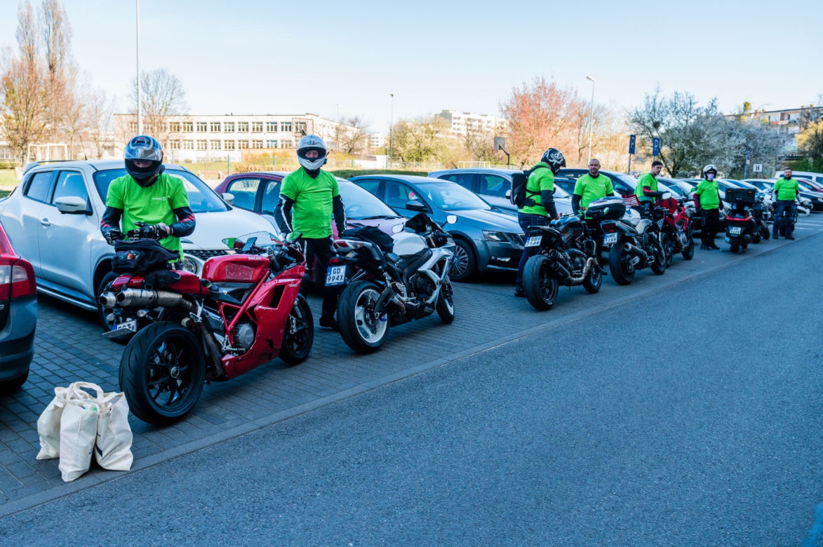 Koronawirus w Trójmieście. Jeżdżą na motorach i pomagają seniorom