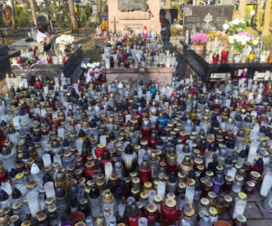 Kraków pamięta. Na grobie Marka Grechuty zawsze palą się znicze. Jeden szczegół jego grobu chwyta za serce