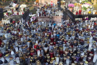 Kraków pamięta. Na grobie Marka Grechuty zawsze palą się znicze. Jeden szczegół jego grobu chwyta za serce