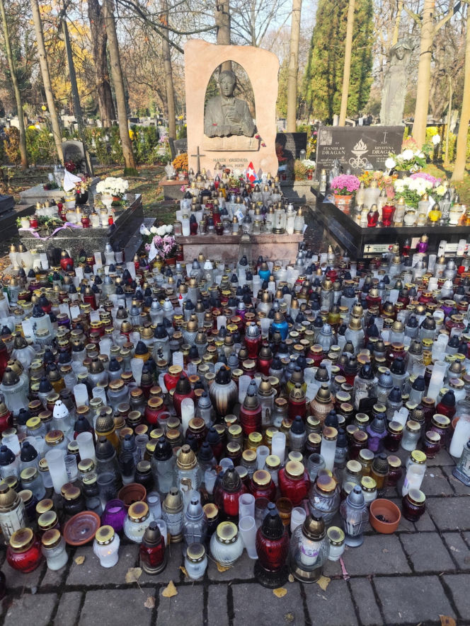 Kraków pamięta. Na grobie Marka Grechuty zawsze palą się znicze. Jeden szczegół jego grobu chwyta za serce