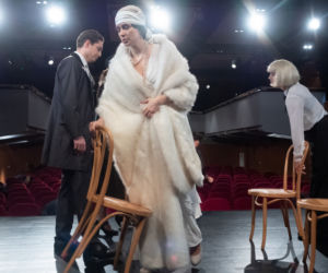 Na Wspólnej odc. 3267. Marta (Joanna Jabłczyńska), Celina Jantar (Joanna Sydor), reżyser Halicki (Adam Szczyszczaj)	