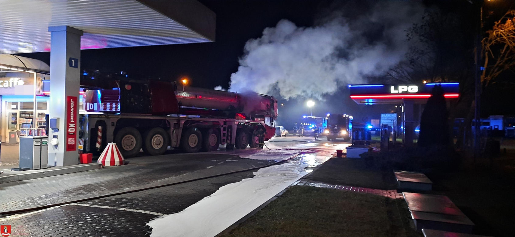 Pożar na stacji benzynowej pod Sochaczewem. Dźwig stanął w ogniu obok tuż obok dystrybutorów