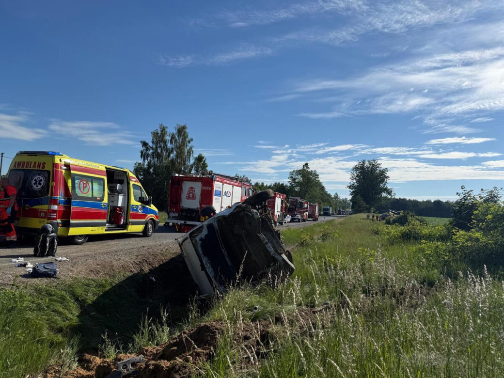 Auto dostawcze wypadło z drogi na DK 62 w powiecie sokołowskim