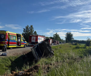Auto dostawcze wypadło z drogi na DK 62 w powiecie sokołowskim