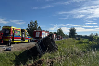 Auto dostawcze wypadło z drogi na DK 62 w powiecie sokołowskim