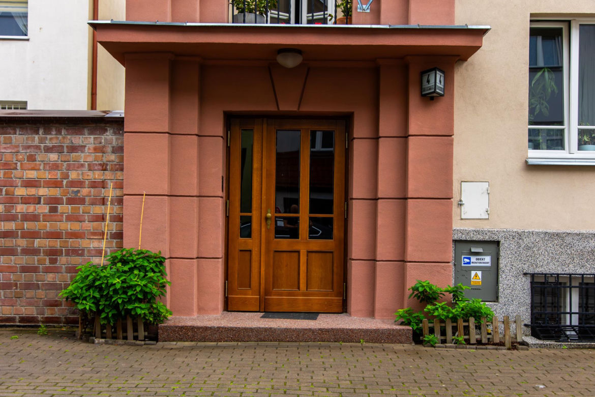 Partyzancki ogródek fasadowy na Mokotowie